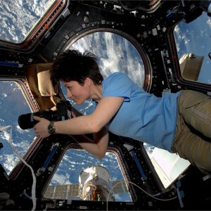 Astrosamantha - La donna dei record nello spazio: Samantha Cristoforetti nello spazio intenta a scattare fotografie dalla sua postazione privilegiata
