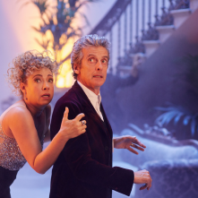 Doctor Who: Peter Capaldi e Alex Kingston in una scena dello speciale di Natale