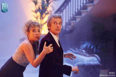 Doctor Who: Peter Capaldi e Alex Kingston in una scena dello speciale di Natale