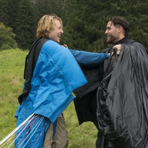 Point Break: Luke Bracey ed Edgar Ramirez in una scena del film