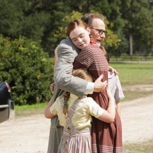 L'ultima parola - La vera storia di Dalton Trumbo: Bryan Cranston ed Elle Fanning in una scena del film