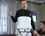 Mark Hamill si traveste da stormtrooper per beneficenza