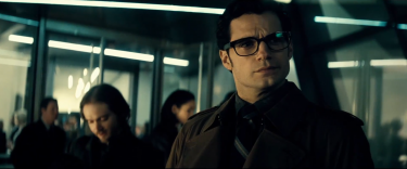Batman v Superman: Henry Cavill in una scena del nuovo trailer