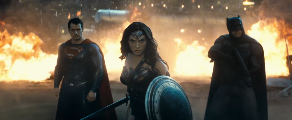 Batman v Superman: Henry Cavill, Gal Gadot e Ben Affleck in una scena del nuovo trailer