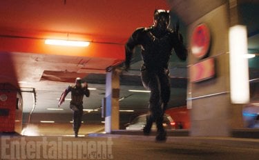 Captain America: Civil War - Una foto di Captain America e Black Panther