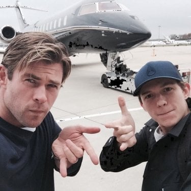 Chris Hemsworth e Tom Holland in posa da Spider-Man