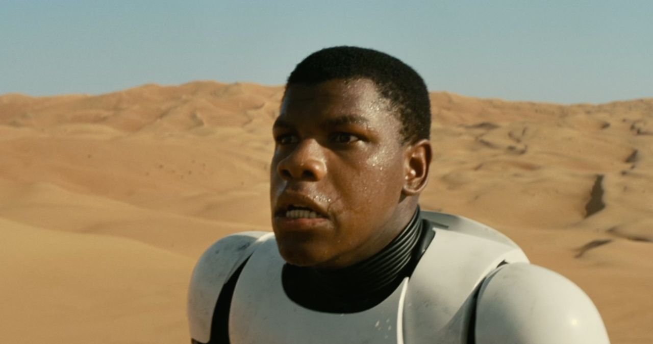 John Boyega in una scena di Star Wars - Il risveglio della Forza