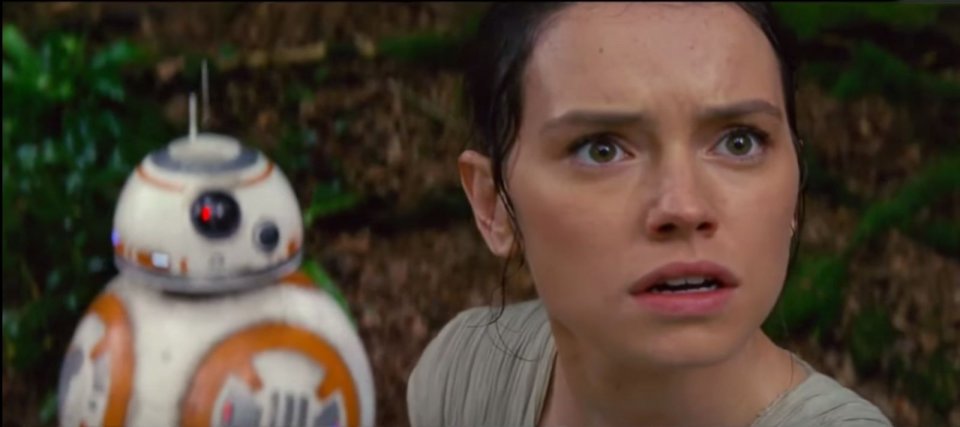 Star Wars: Il risveglio della forza, Daisy Ridley e BB-8 in una scena del film