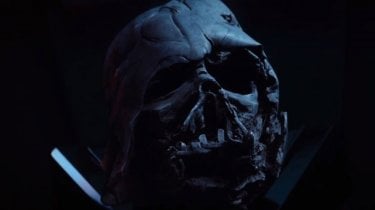 Star Wars: Il risveglio della forza, il casco di Darth Vader in una scena del film