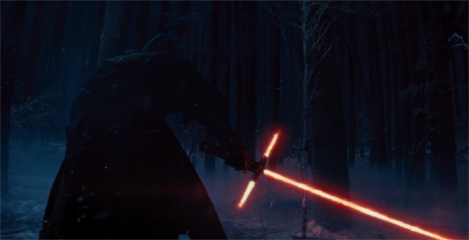 Star Wars: Il risveglio della forza, il temibile e malvagio Kylo Ren in un'immagine tratta dal film
