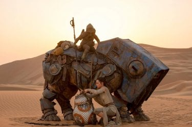 Star Wars: Il risveglio della forza, Daisy Ridley e John Boyega intanta a liberare BB-8 in una scena del film