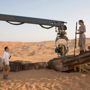 Star Wars: Il risveglio della forza, Daisy Ridley e J.J. Abrams al lavoro sul set