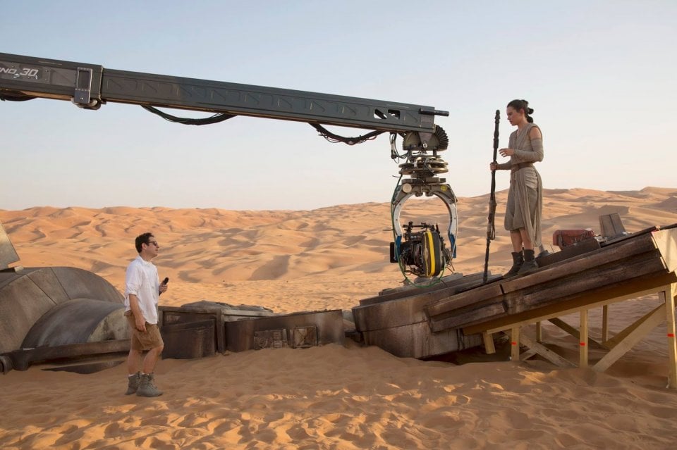 Star Wars: Il risveglio della forza, Daisy Ridley e J.J. Abrams al lavoro sul set