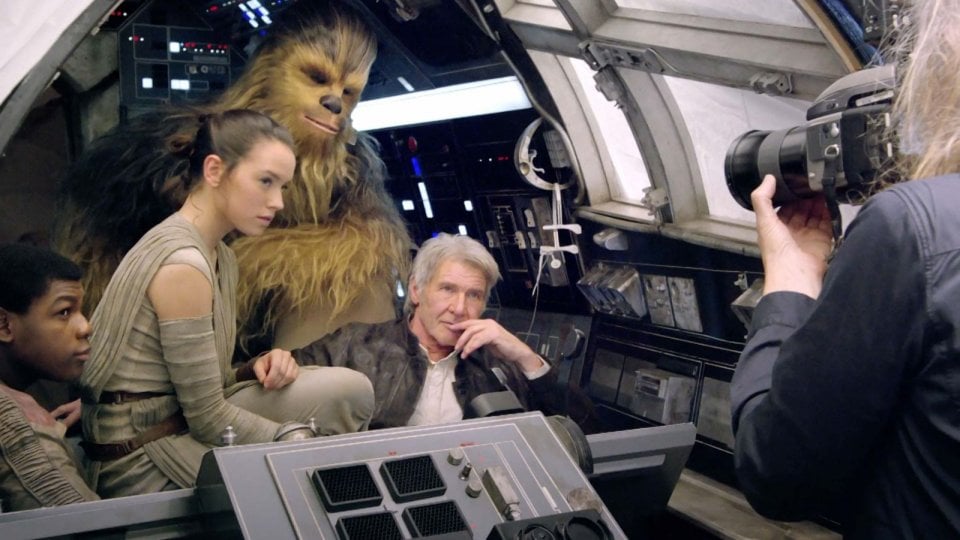 Star Wars: Il risveglio della forza, una foto dal set con Harrison Ford, John Boyega, Daisy Ridley e Chewbecca