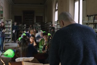 Un Posto Sicuro - Clip 'Biblioteca'