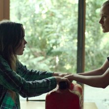 Into the Forest: Ellen Page ed Evan Rachel Wood in una scena del film