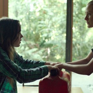 Into the Forest: Ellen Page ed Evan Rachel Wood in una scena del film