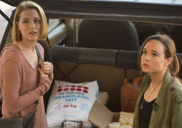 Into the Forest: Ellen Page ed Evan Rachel Wood si contendono una tanica