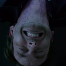 Jessica Jones: David Tennant con vene viola che ammiccano al colore della pelle di Killgrave nei fumetti