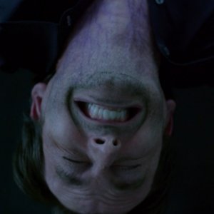 Jessica Jones: David Tennant con vene viola che ammiccano al colore della pelle di Killgrave nei fumetti