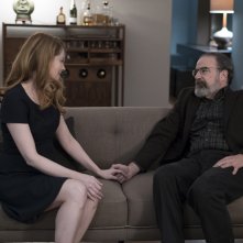 Homeland: Miranda Otto e Mandy Patinkin in una foto della quinta stagione
