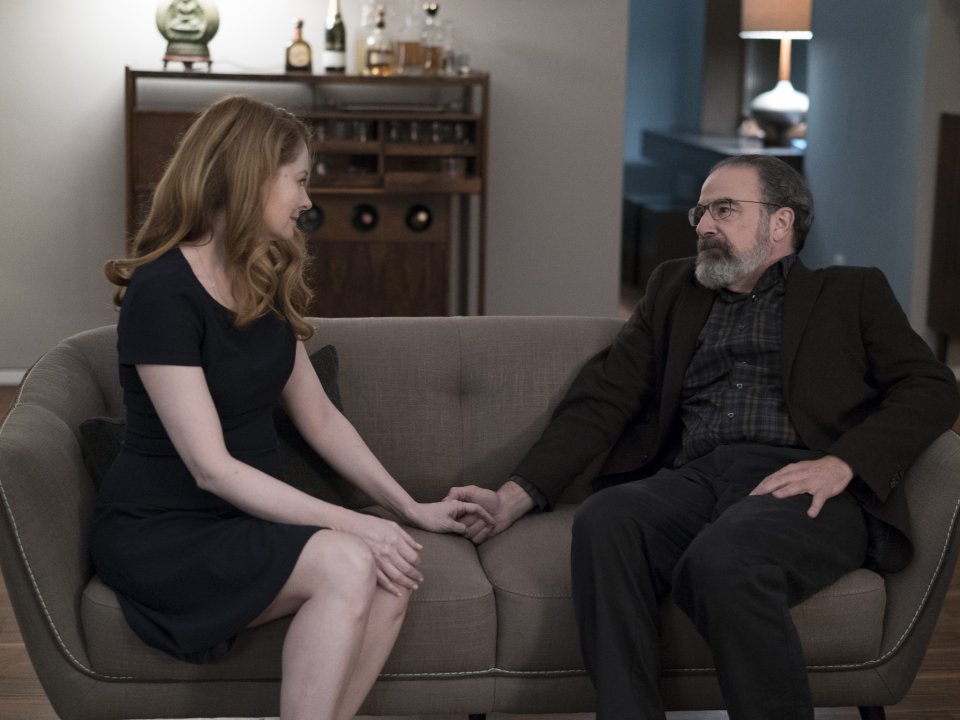 Homeland: Miranda Otto e Mandy Patinkin in una foto della quinta stagione