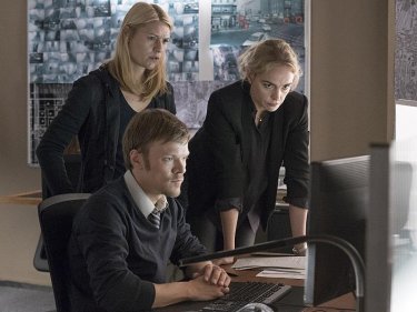 Homeland: Sebastian Hulk, Claire Danes e Nina Hoss in una foto della quinta stagione