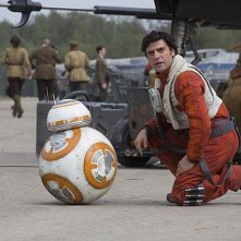 Star Wars: Il Risveglio della Forza - BB-8 e Oscar Isaac in una foto del film