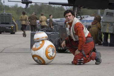 Star Wars: Il Risveglio della Forza - BB-8 e Oscar Isaac in una foto del film