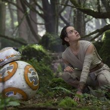 Star Wars: Il Risveglio della Forza - BB-8 e Rey (Daisy Ridley) in una foto del film