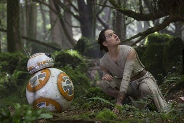 Star Wars: Il Risveglio della Forza - BB-8 e Rey (Daisy Ridley) in una foto del film