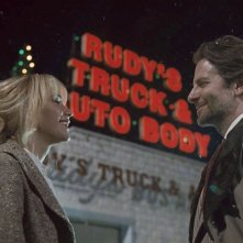 Joy: Bradley Cooper e Jennifer Lawrence in una scena del film