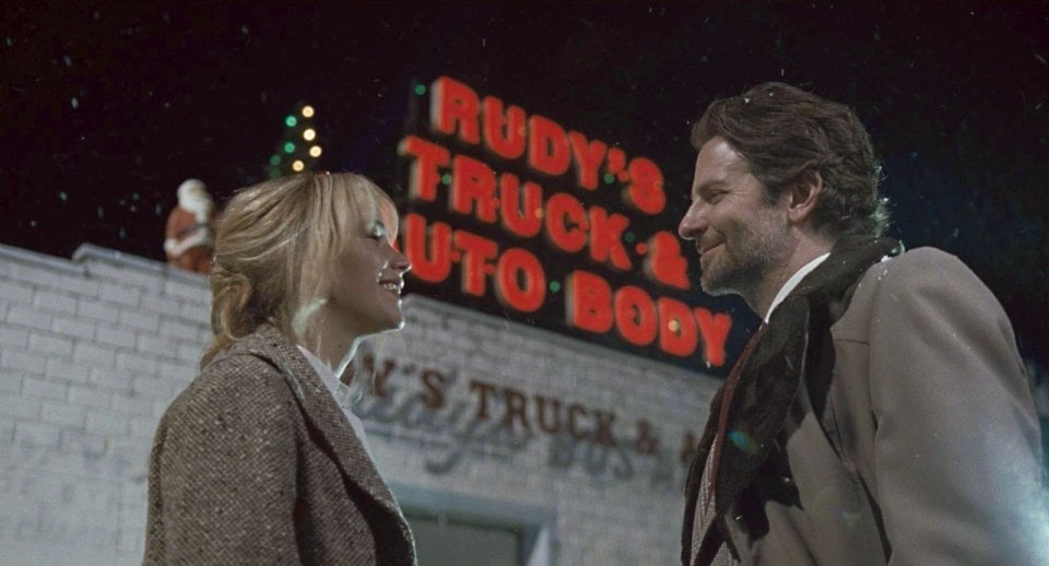 Joy: Bradley Cooper e Jennifer Lawrence in una scena del film