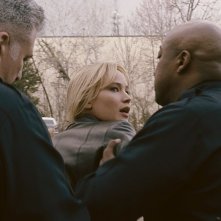 Joy: una preoccupata Jennifer Lawrence presa da due uomini