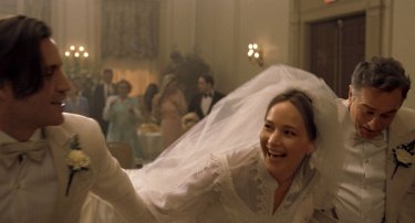 Joy: Edgar Ramirez, Jennifer Lawrence e Robert De Niro in una scena del film