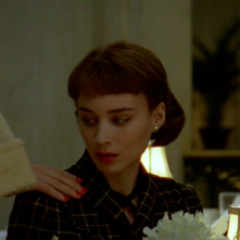Carol: Rooney Mara toccata sulla spalla dalla mano di Cate Blanchett