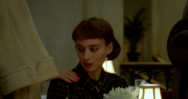 Carol: Rooney Mara toccata sulla spalla dalla mano di Cate Blanchett