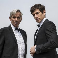 Anacleto: Agente secreto - Imanol Arias e Quim Gutiérrez in tenuta da agenti segreti