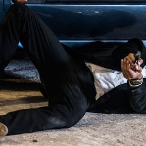 Anacleto: Agente secreto - Imanol Arias con la pistola in pugno