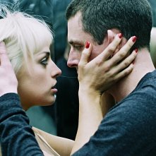 Brand New-U - Lachlan Nieboer e Nora-Jane Noone si abbracciano