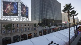 Star Wars: Il risveglio della forza - I tendoni bianchi occupano l'Hollywood Boulevard