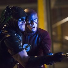 Arrow: Stephen Amell e Grant Gustin in Legends of Yesterday