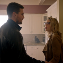 Arrow: Stephen Amell ed Emily Bett Rickards in Legends of Yesterday