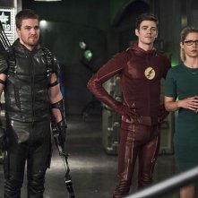 The Flash: Stephen Amell, Grant Gustin ed Emily bett Rickards in Legends of Today