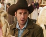 Adam Sandler ha celebrato il matrimonio di Taylor Swift e Travis Kelce: 'Baciatevi ogni giorno'