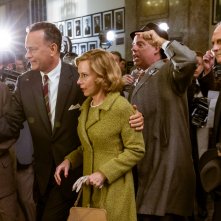 Il ponte delle spie: Tom Hanks, Amy Ryan e Alan Alda in una concitata scena del film