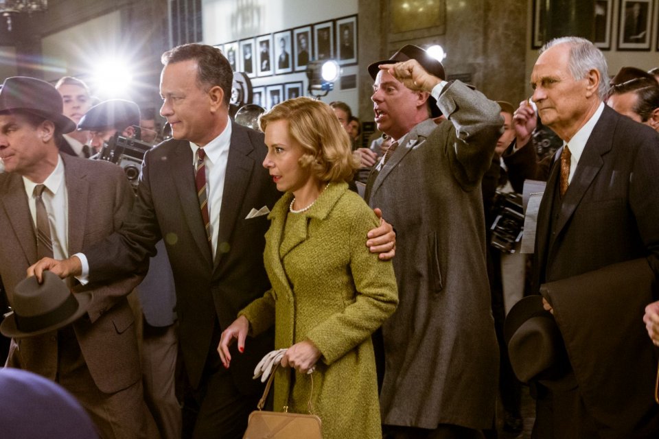 Il ponte delle spie: Tom Hanks, Amy Ryan e Alan Alda in una concitata scena del film