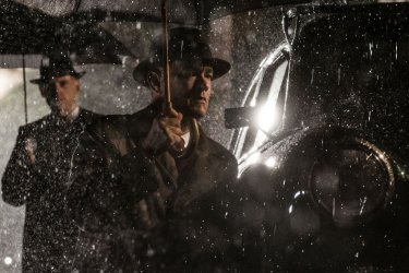 Il ponte delle spie: Tom Hanks sotto la pioggia in un'affascinante immagine notturna