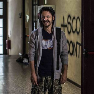 The Pills - Sempre meglio che lavorare: Luigi Di Capua sorridente in una foto dal set