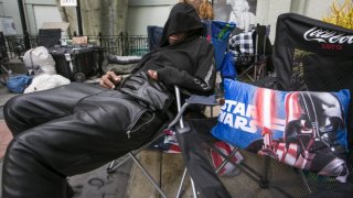Star Wars: il risveglio della forza - un fan sonnecchia in attesa della premiere